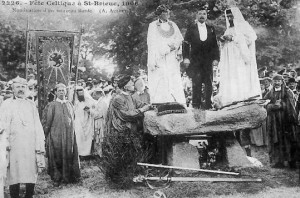 A meeting of bardic performers (called gorsedd) from Britanny in 1906. This Breton meeting provides a modern example of earlier Welsh models of the festival.